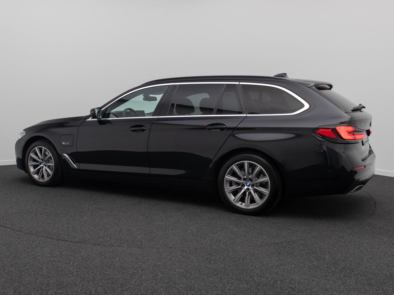 Fahrzeugabbildung BMW 530e xD Panorama 360&deg;DAB HiFi 4xKlima AHK Alarm