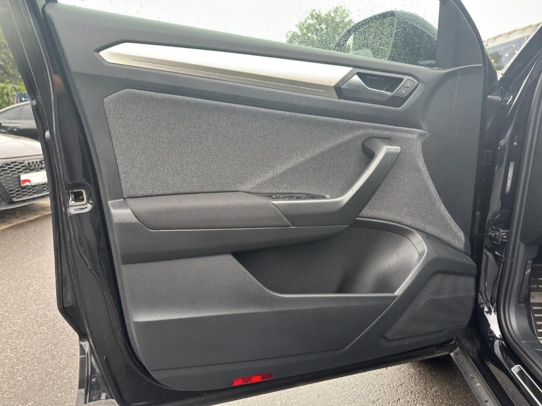 Fahrzeugabbildung Volkswagen T-ROC MOVE 1.5TSI, 110kW, DSG, Move,MFK, GJR, Na