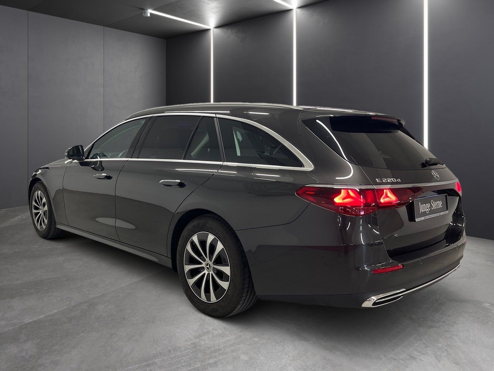 Fahrzeugabbildung Mercedes-Benz E 220 T d Avantgarde*LED*Kamera*Totwinkel*Distro