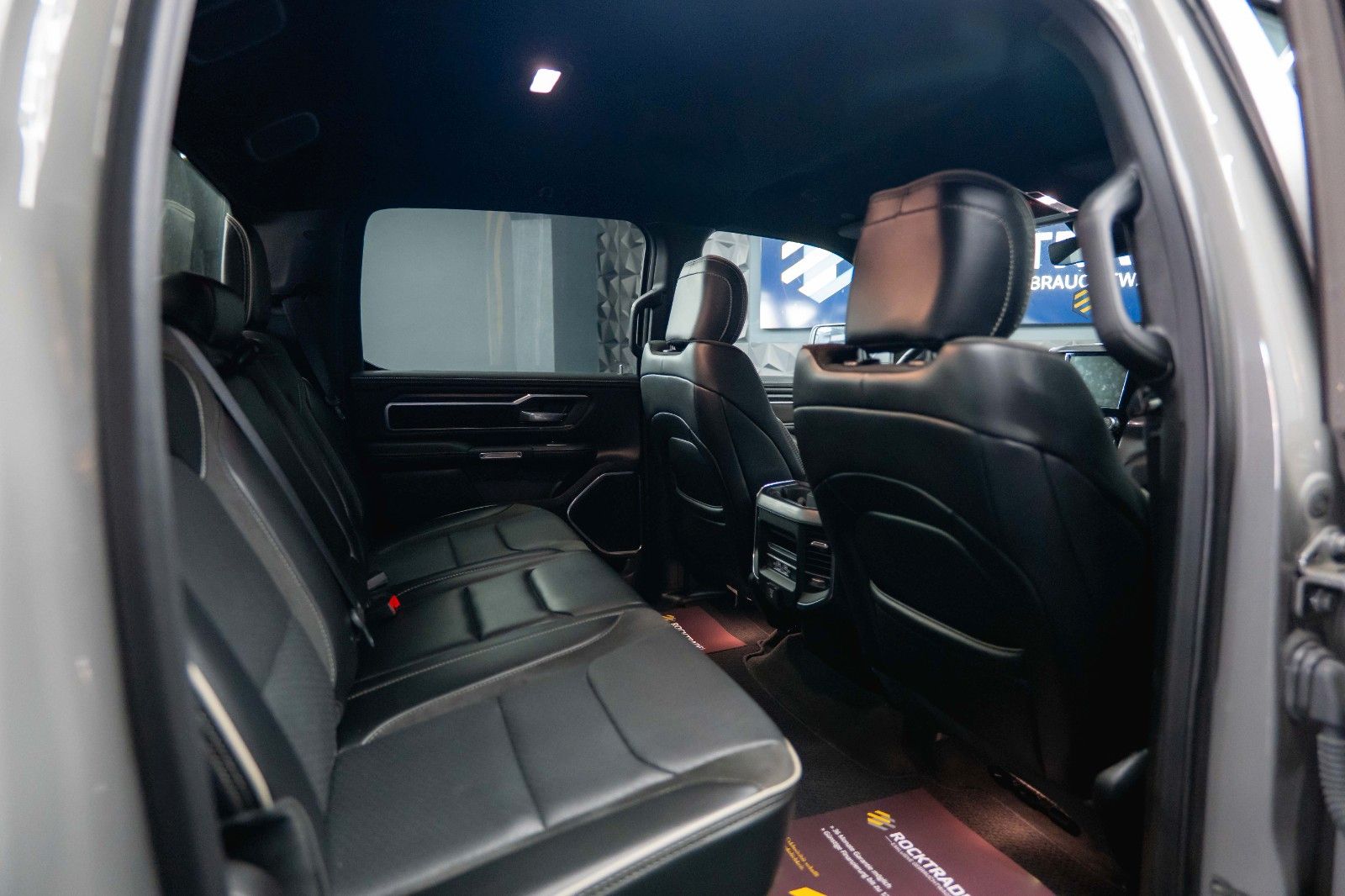 Fahrzeugabbildung Dodge RAM 5.7 V8 HEMI 4x4 NIGHT Laramie ARMY STYLE 19%