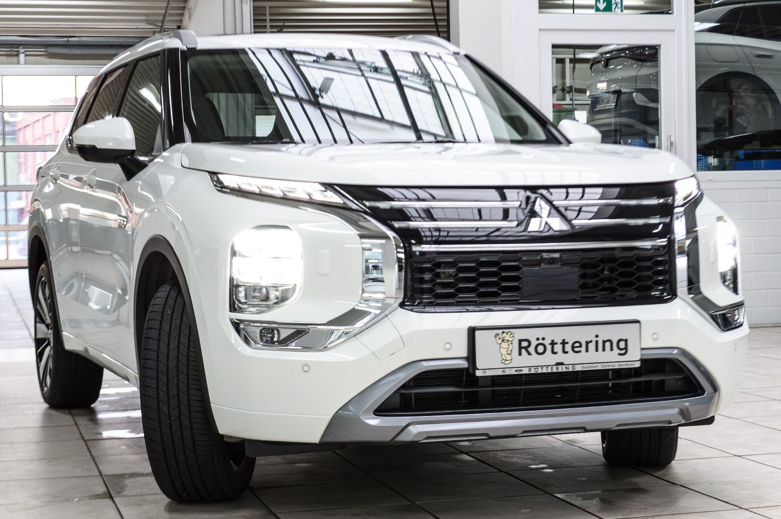 Fahrzeugabbildung Mitsubishi Outlander Top 4WD PHEV Leder LED 4xSHZ 360° HUD