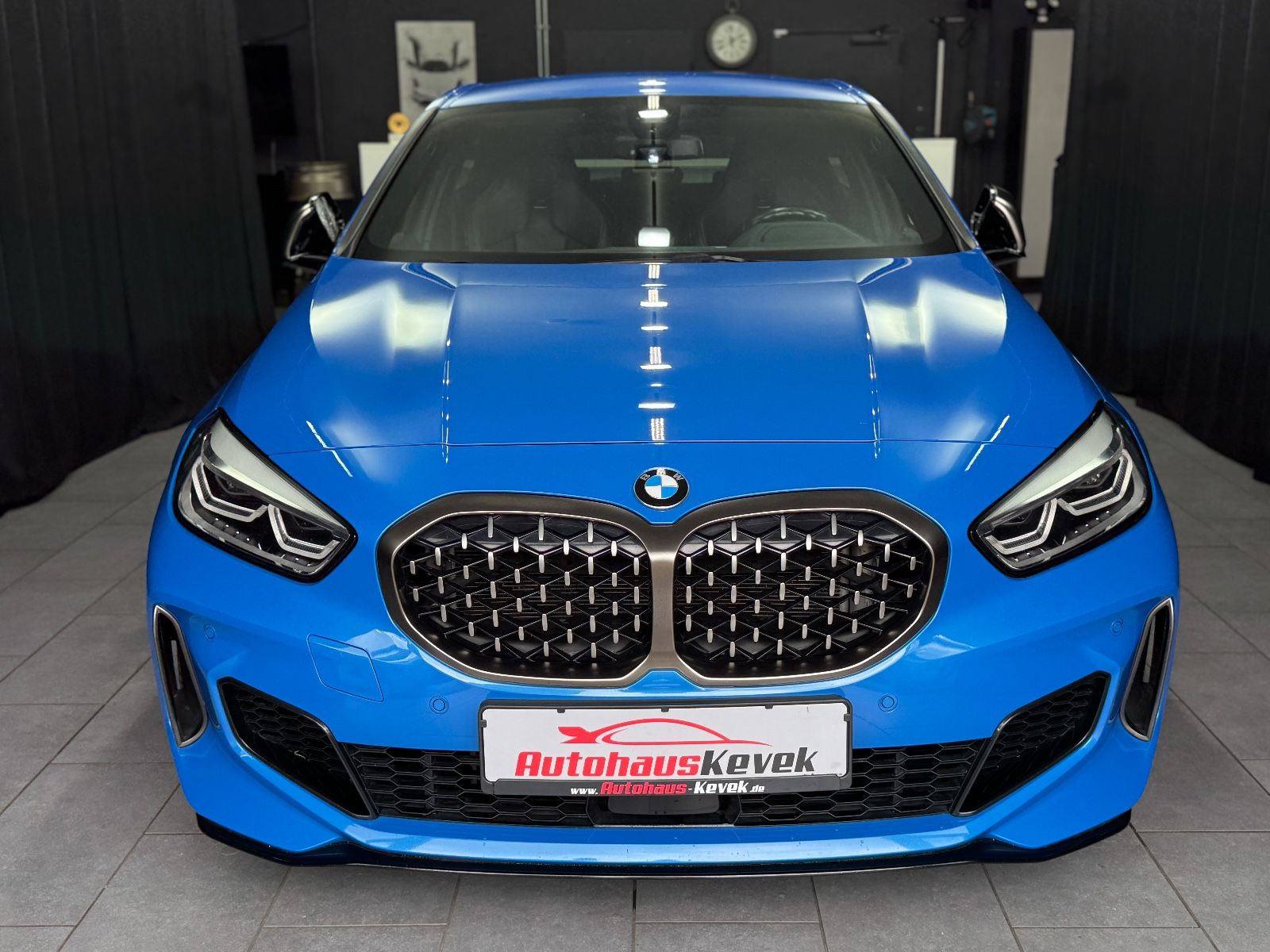 Fahrzeugabbildung BMW M135 i xDrive|H/K|NAVI|ACC|HEAD-UP|SPORTSITZE|