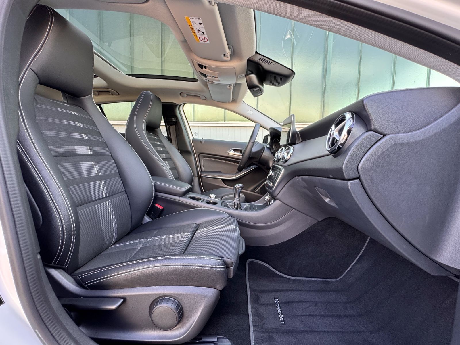 Mercedes-Benz GLA 180 Urban STANDHEIZUNG PANORAMA LED foto 22