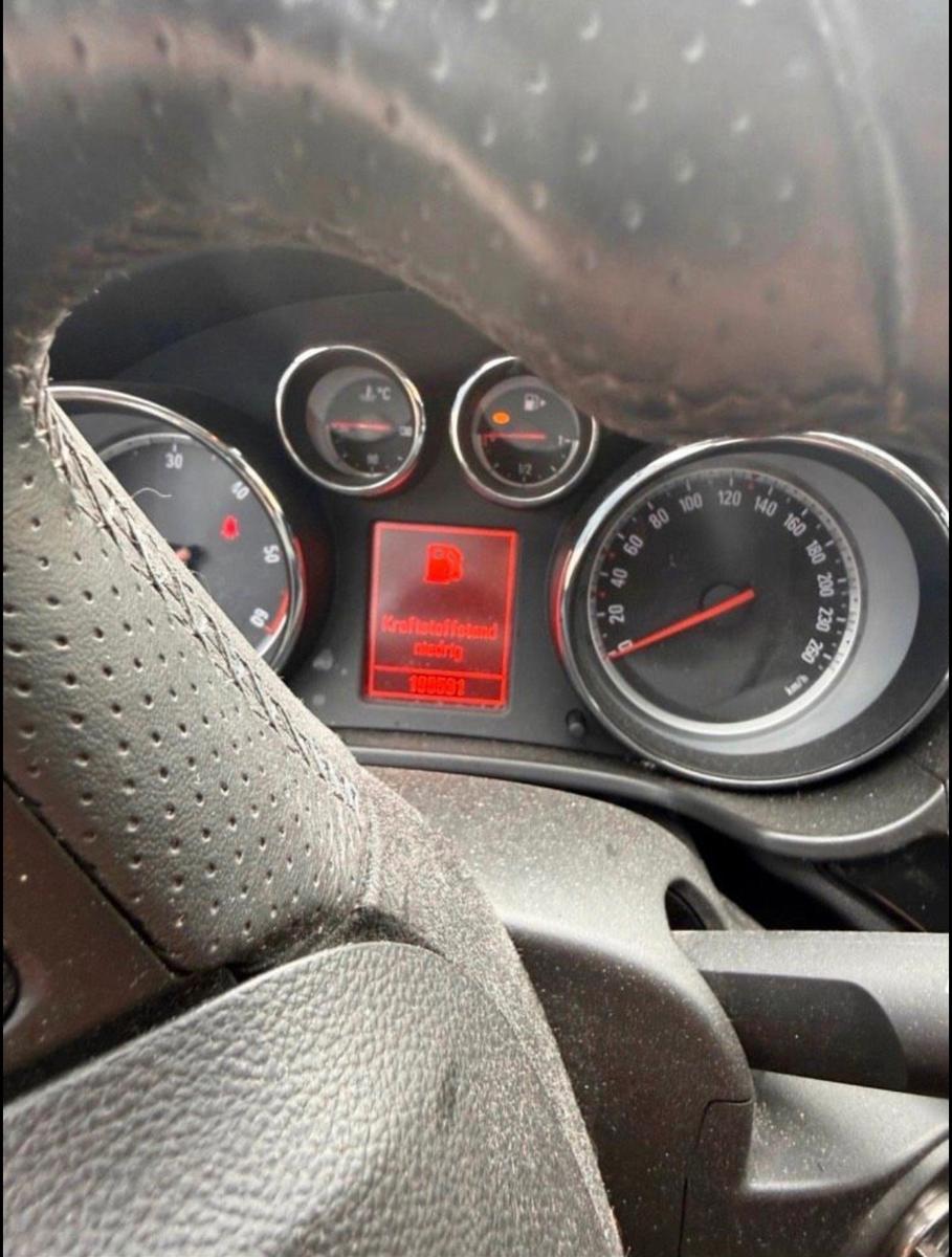 Opel Insignia 2011 — photo 9
