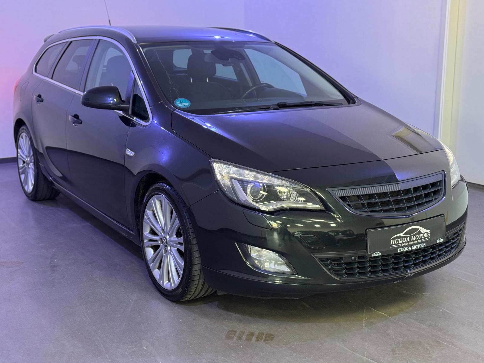 Opel Astra 2011 — rear view