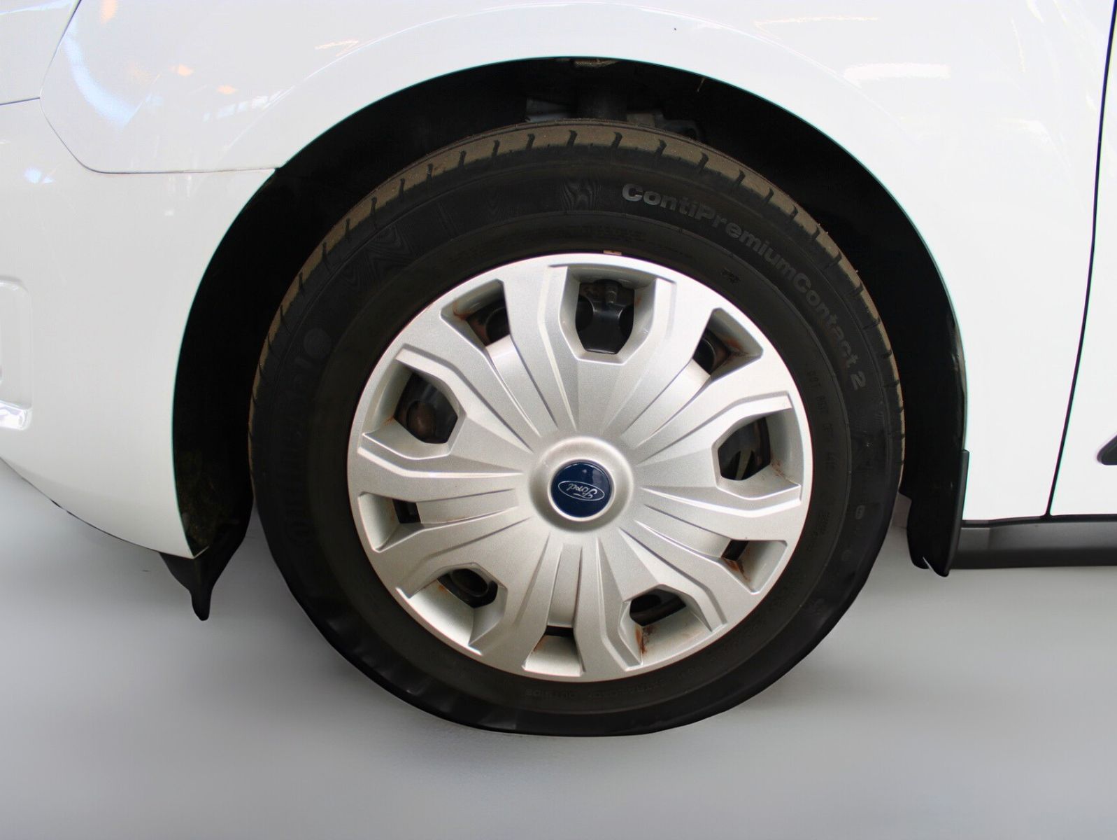 Fahrzeugabbildung Ford Transit Connect L2 Rollstuhlrampe Heckausschnitt