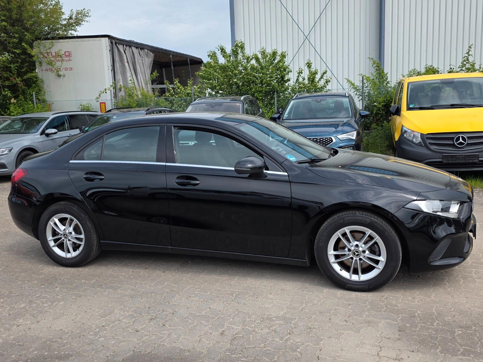 Mercedes-Benz A 180 d/1.5/ALU/Automa/LIMOUSINE/211