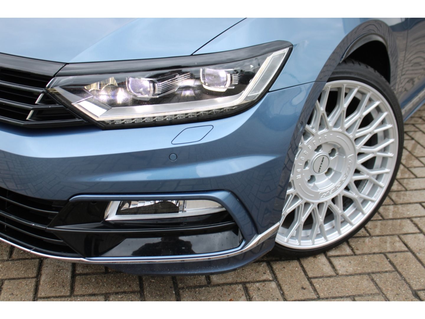 Fahrzeugabbildung Volkswagen Passat Variant Highline R-Line LED ACC StHZg Led