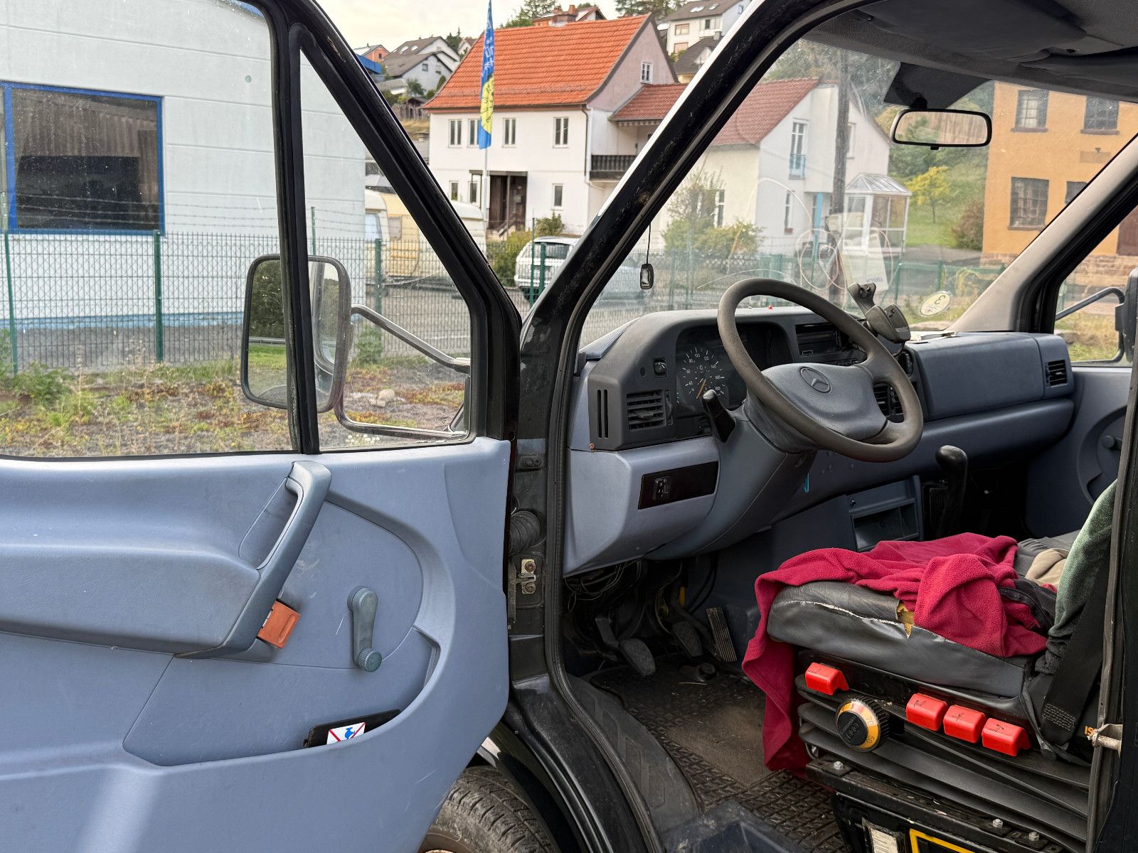 Fahrzeugabbildung Mercedes-Benz Sprinter 412 D Abschleppwagen Klima 3-Sitzer