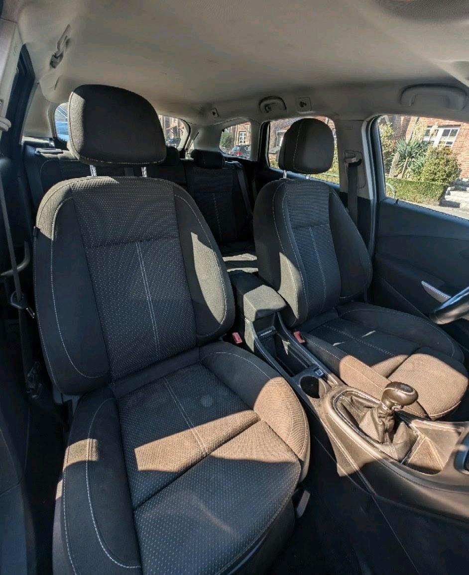 Opel Astra 2011 — interior