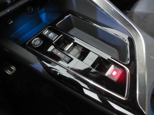 Fahrzeugabbildung Peugeot 5008 GT 1.2T NAVI/LED/SHZ/LEDER/PDC+CAM/PARKASS.