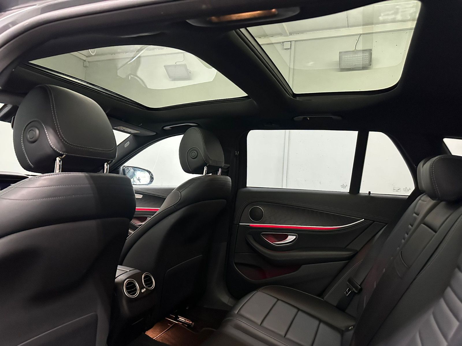 Fahrzeugabbildung Mercedes-Benz E 400 d 4MATIC T *AMG-LINE*PANO*AHK*LEDER*