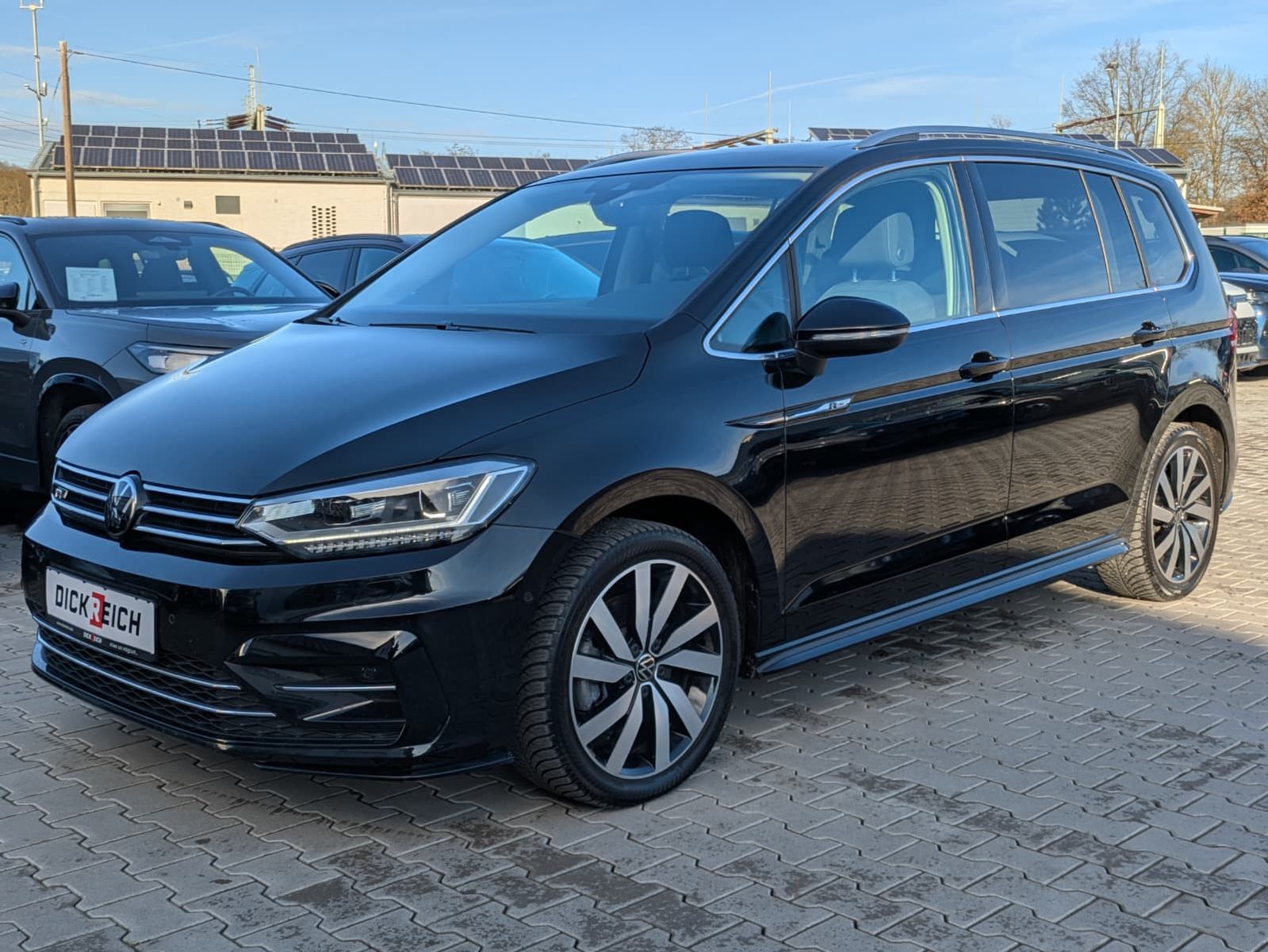 Fahrzeugabbildung Volkswagen Touran 2.0 DSG R-Line High. Pano 7-Si IQ.Dri AHK
