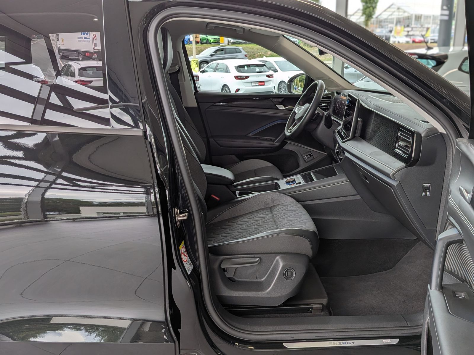 Fahrzeugabbildung Volkswagen Tiguan 1.5 eTSI ENERGY HD-Matrix 360 Pano AHK 19