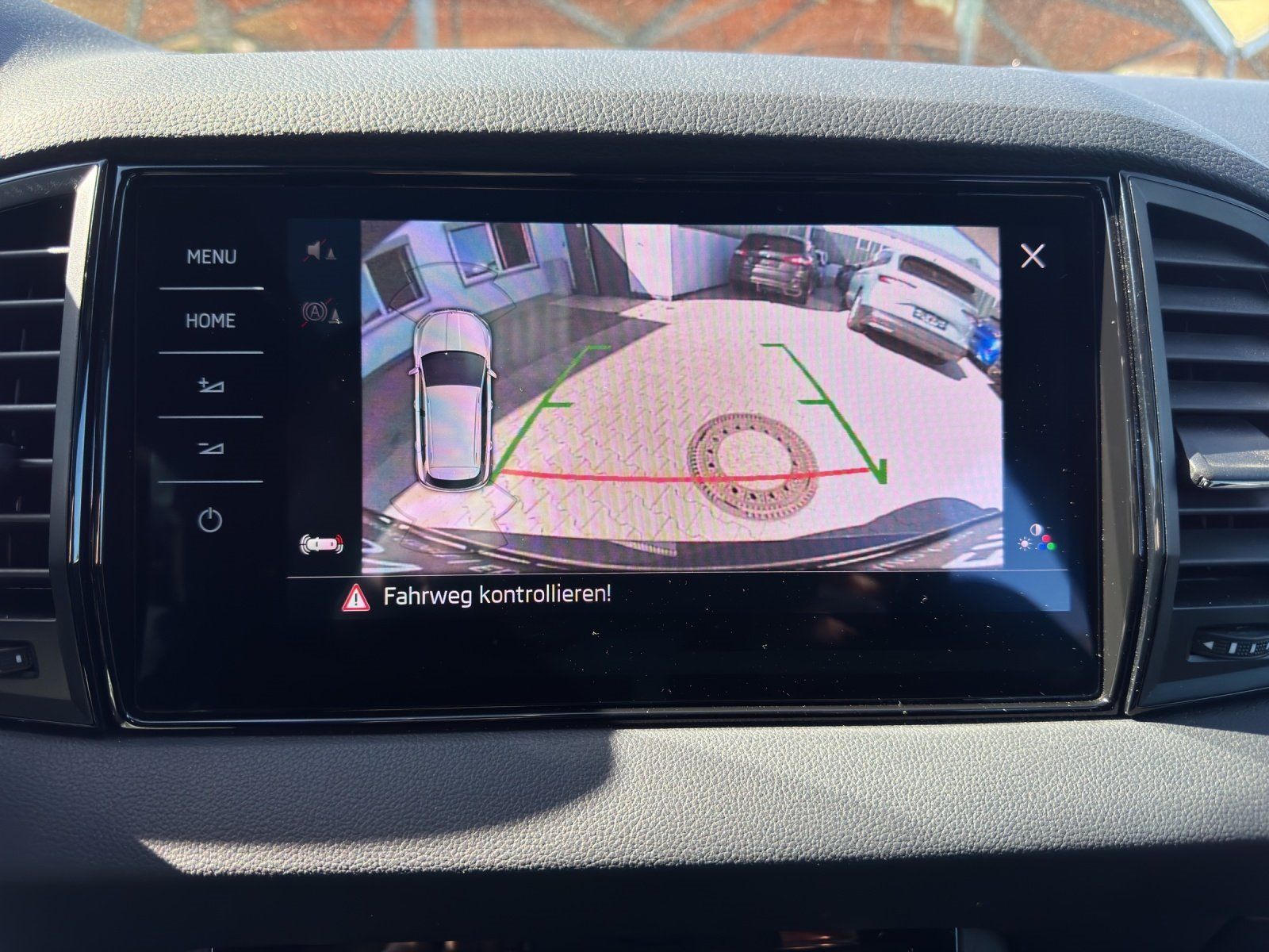 Fahrzeugabbildung SKODA Karoq 2.0 TDI Sportline 4x4/PANO/AHK/KAMERA/ACC/