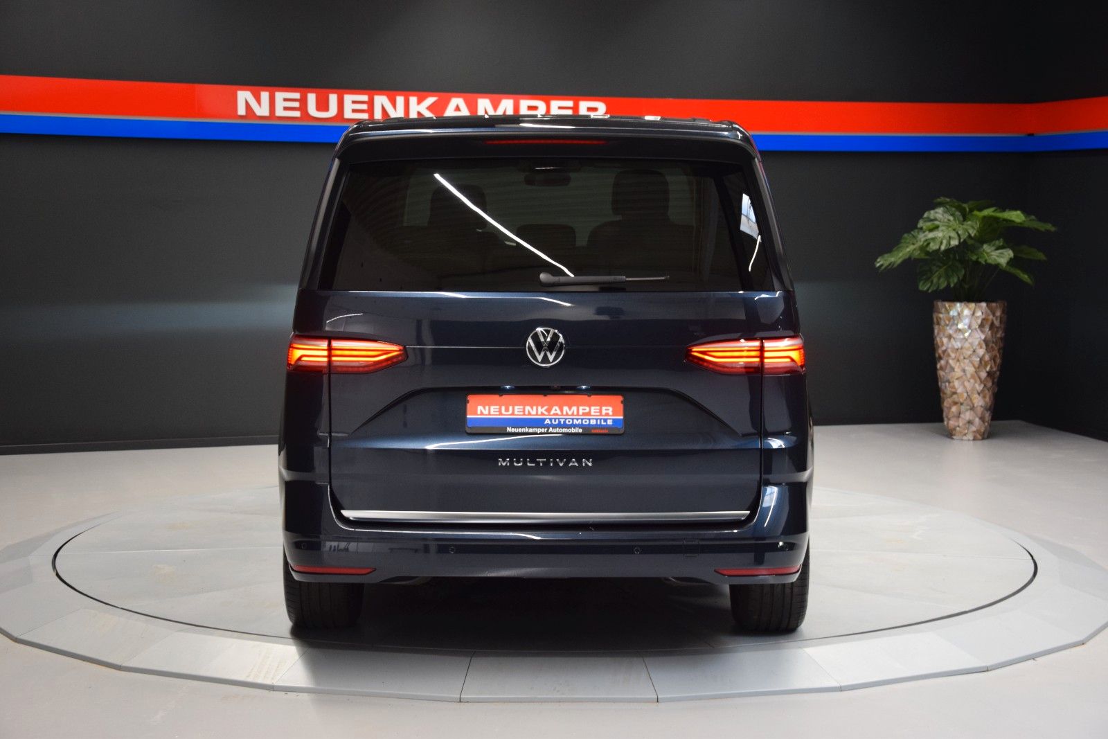Fahrzeugabbildung Volkswagen T7 Multivan Pano ACC Keyless 3-Zonen Standheiz