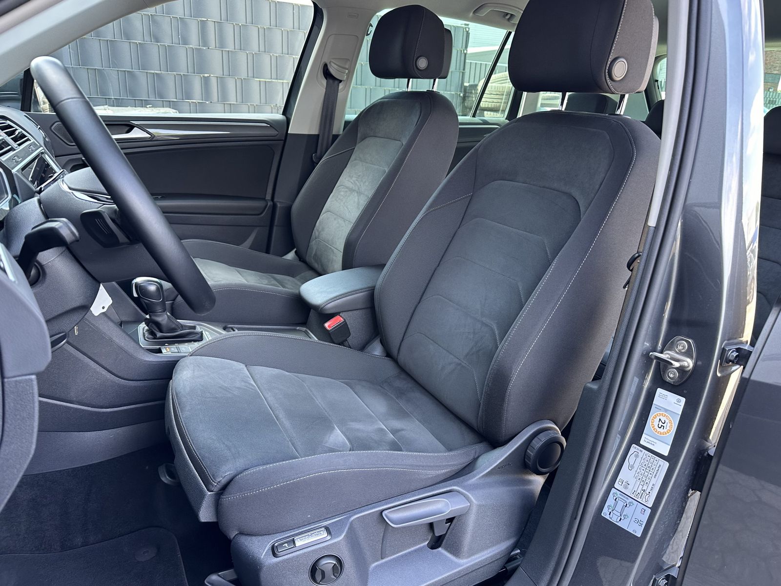 Fahrzeugabbildung Volkswagen Tiguan 2.0 TDI DSG 4M HL NAV+LED+AHK+HUD+VCOCK