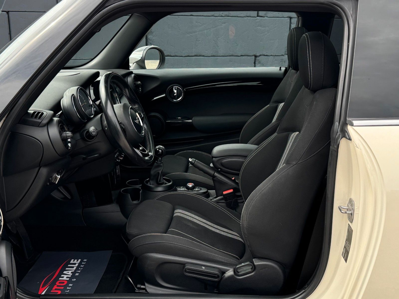Fahrzeugabbildung MINI Cooper S Panoramadach Tempomat SHZ PDC BLT