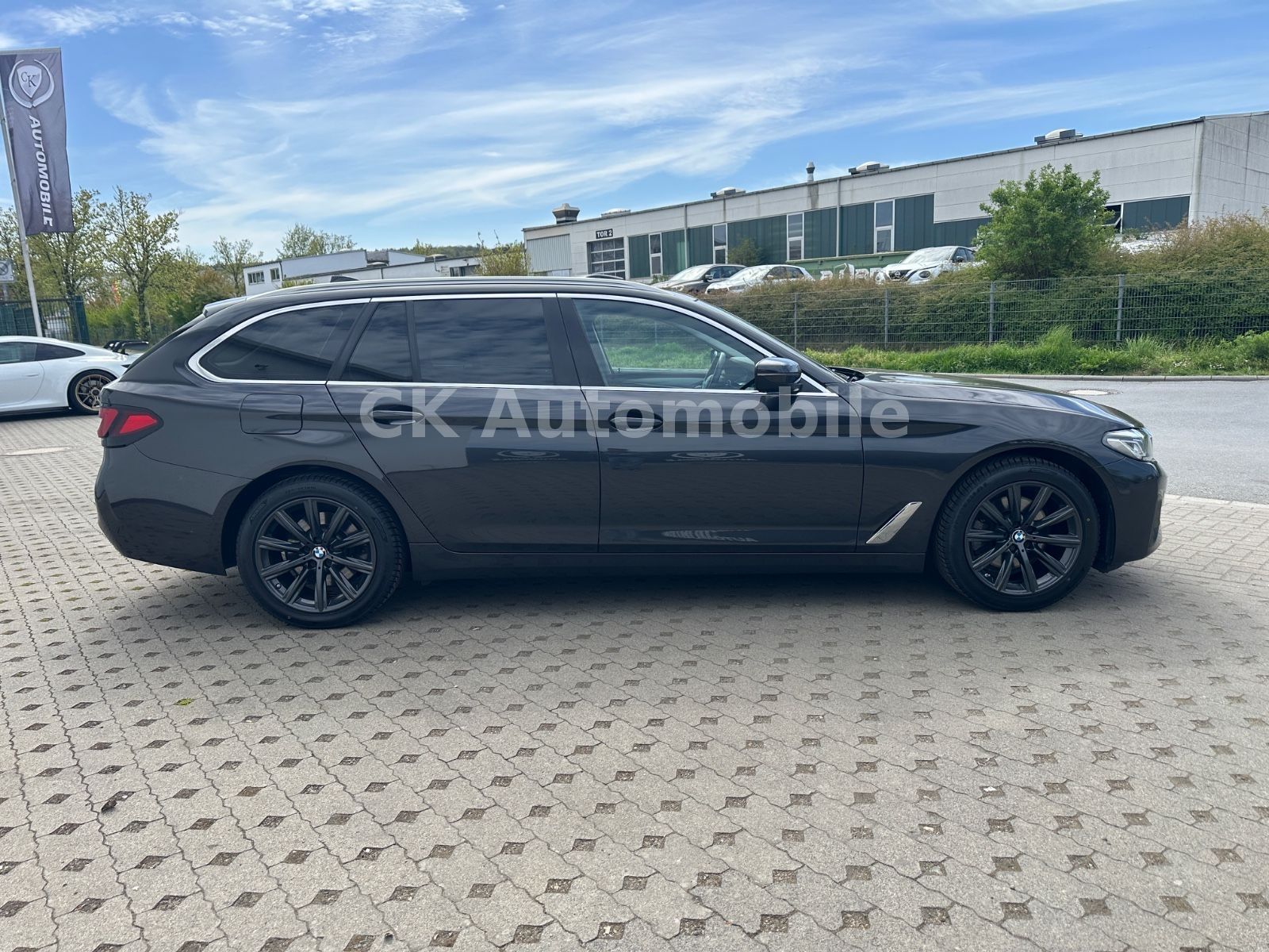 Fahrzeugabbildung BMW 520d Touring/Navi/Leder/Head-Up/Kamera/LED/ACC