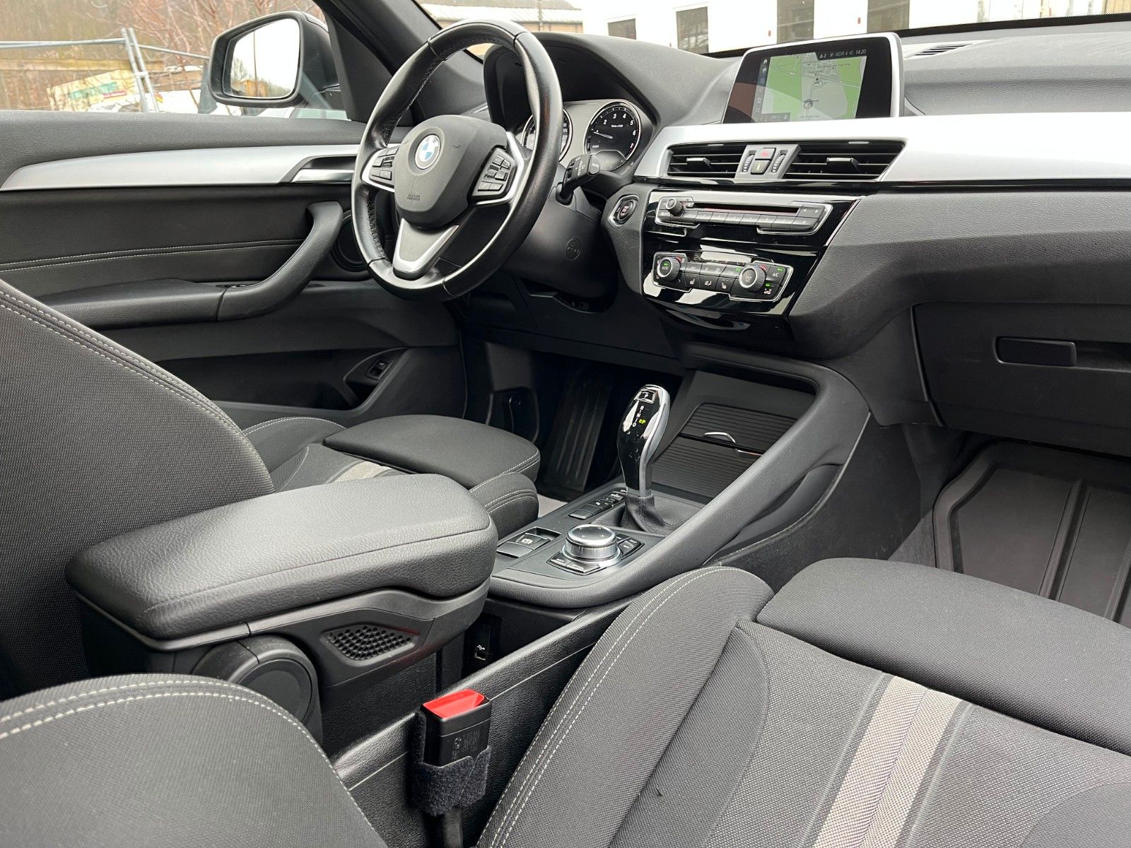 Fahrzeugabbildung BMW X1 sDrive18i Aut. Navi SCHECKHEFT Parkass SPORTS