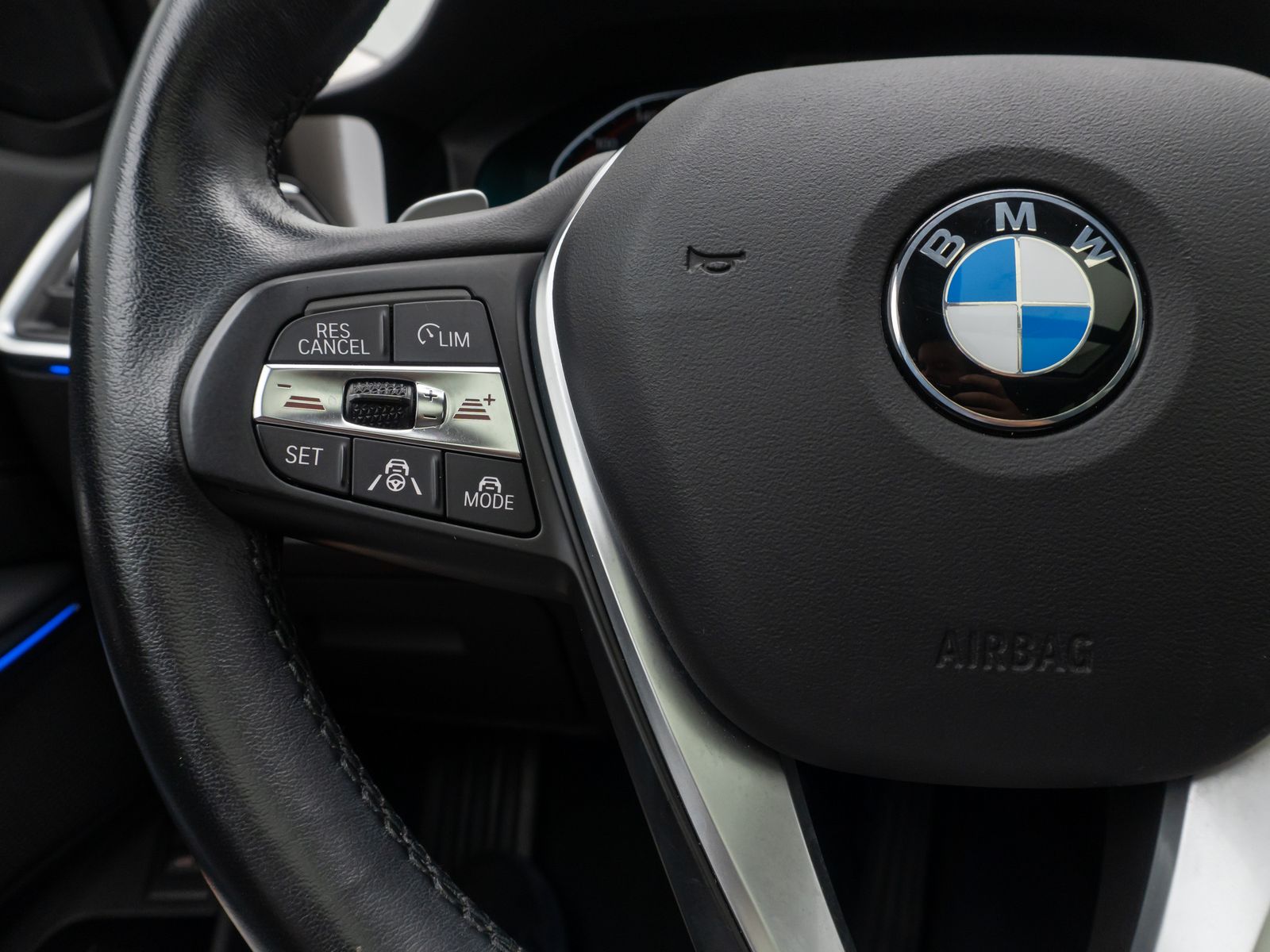 Fahrzeugabbildung BMW 330i xD SportLine Panorama DAB HiFi AHK Komfort