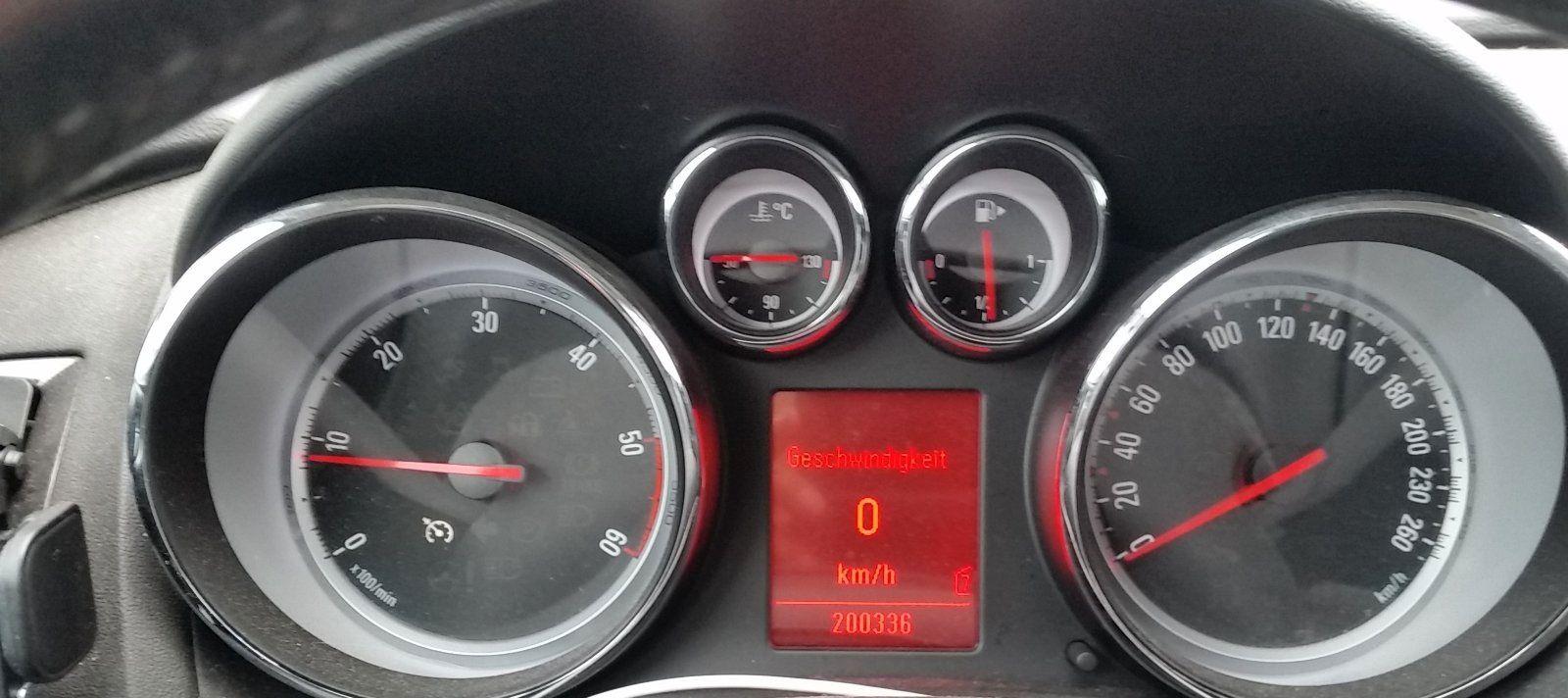 Opel Astra 2011 — photo 9