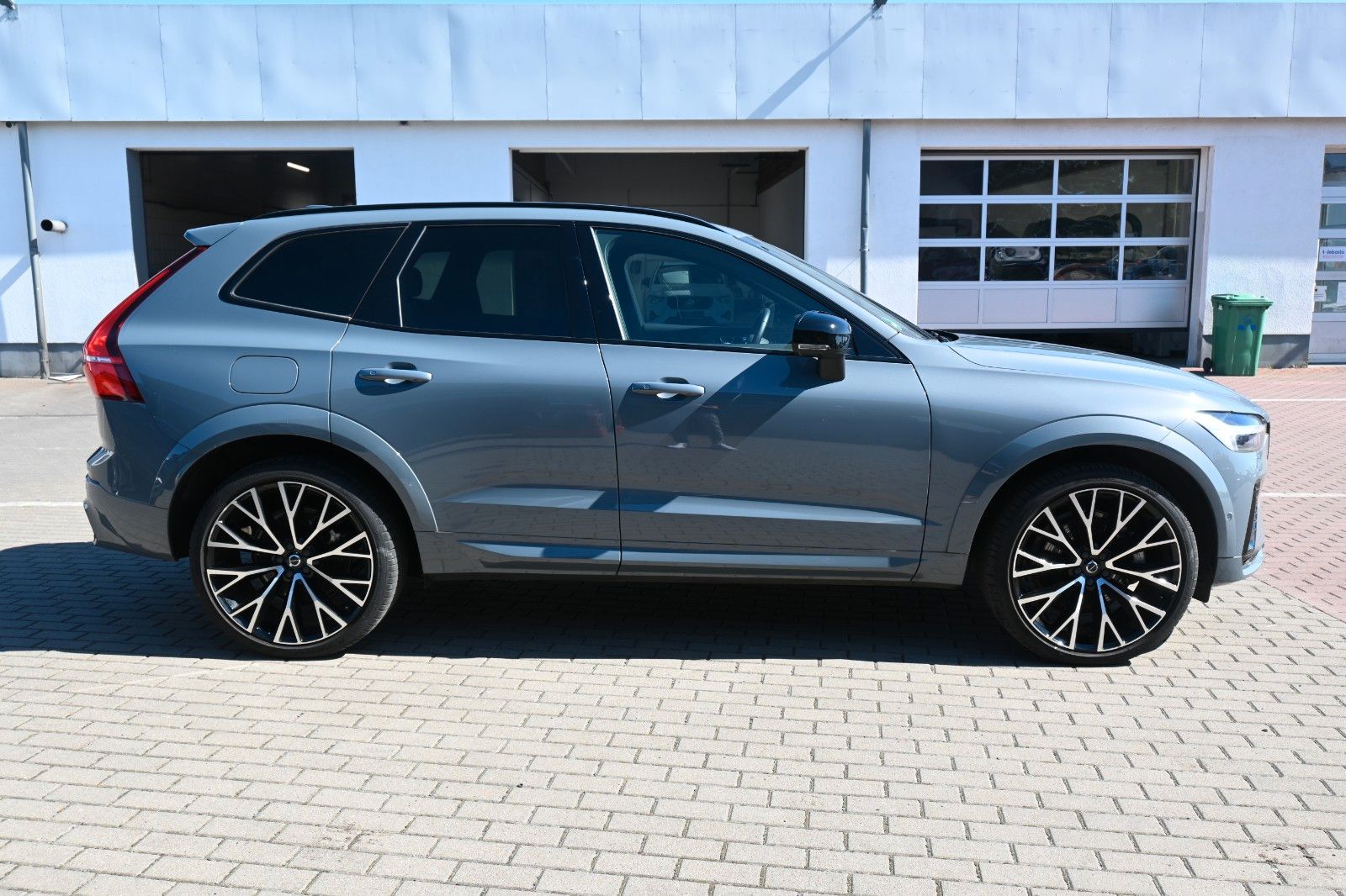 Fahrzeugabbildung Volvo XC60 T8 AWD Recharge R-Design*STDHZG*H&K*ACC*AHK