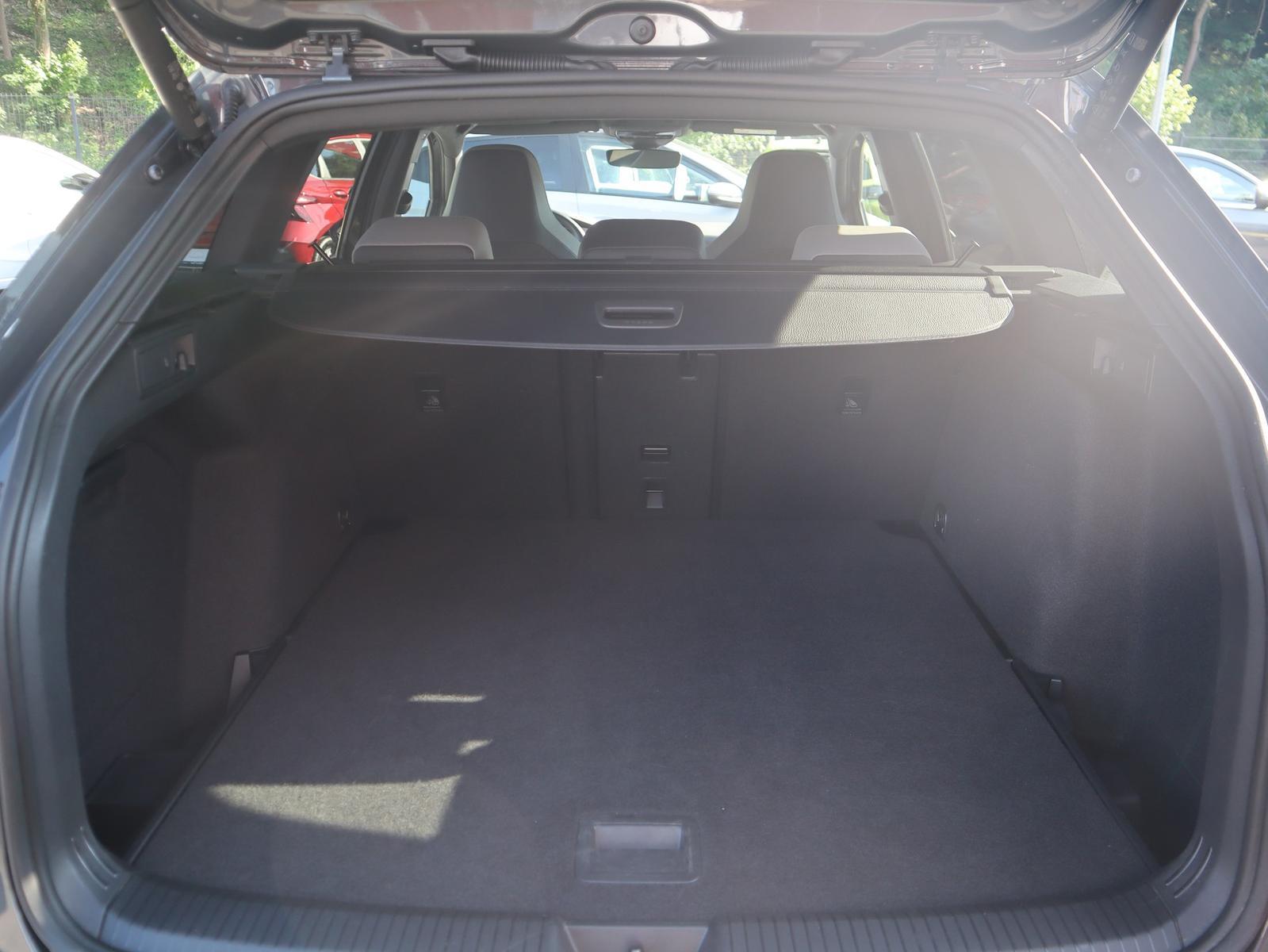 Volkswagen Golf VIII Variant 2.0 TSI DSG R-Line ACC LED PDC