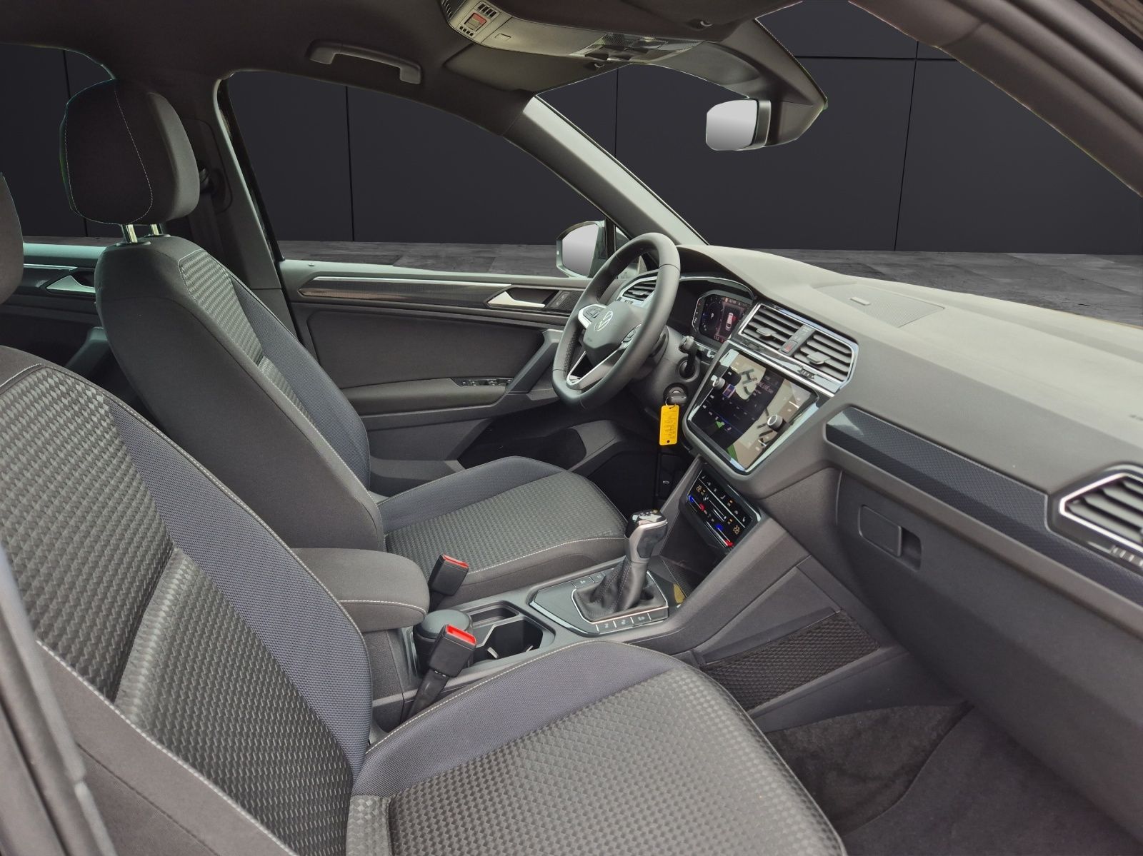 Fahrzeugabbildung Volkswagen Tiguan TSI United DSG LED Navi AID ACC Park-Assi