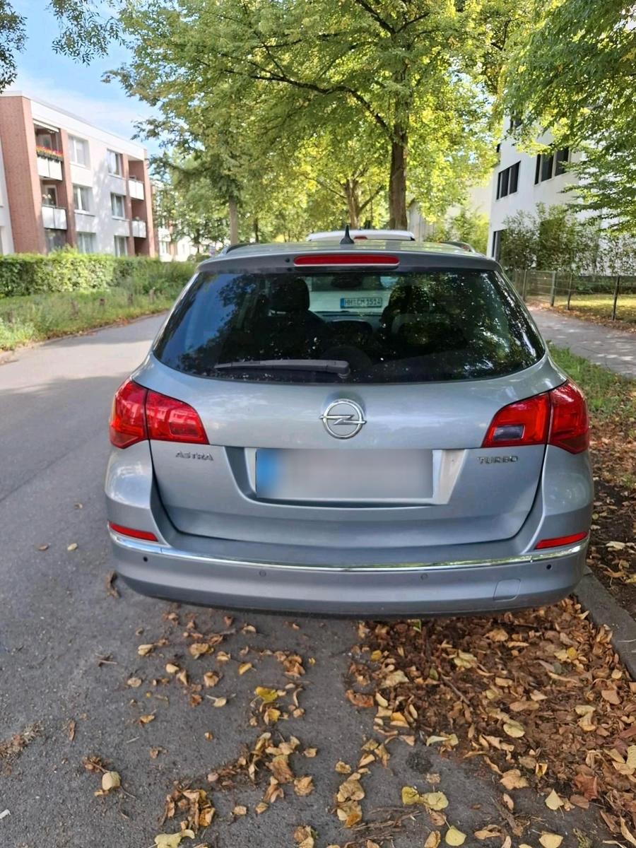 Opel Astra 2013 — вигляд ззаду