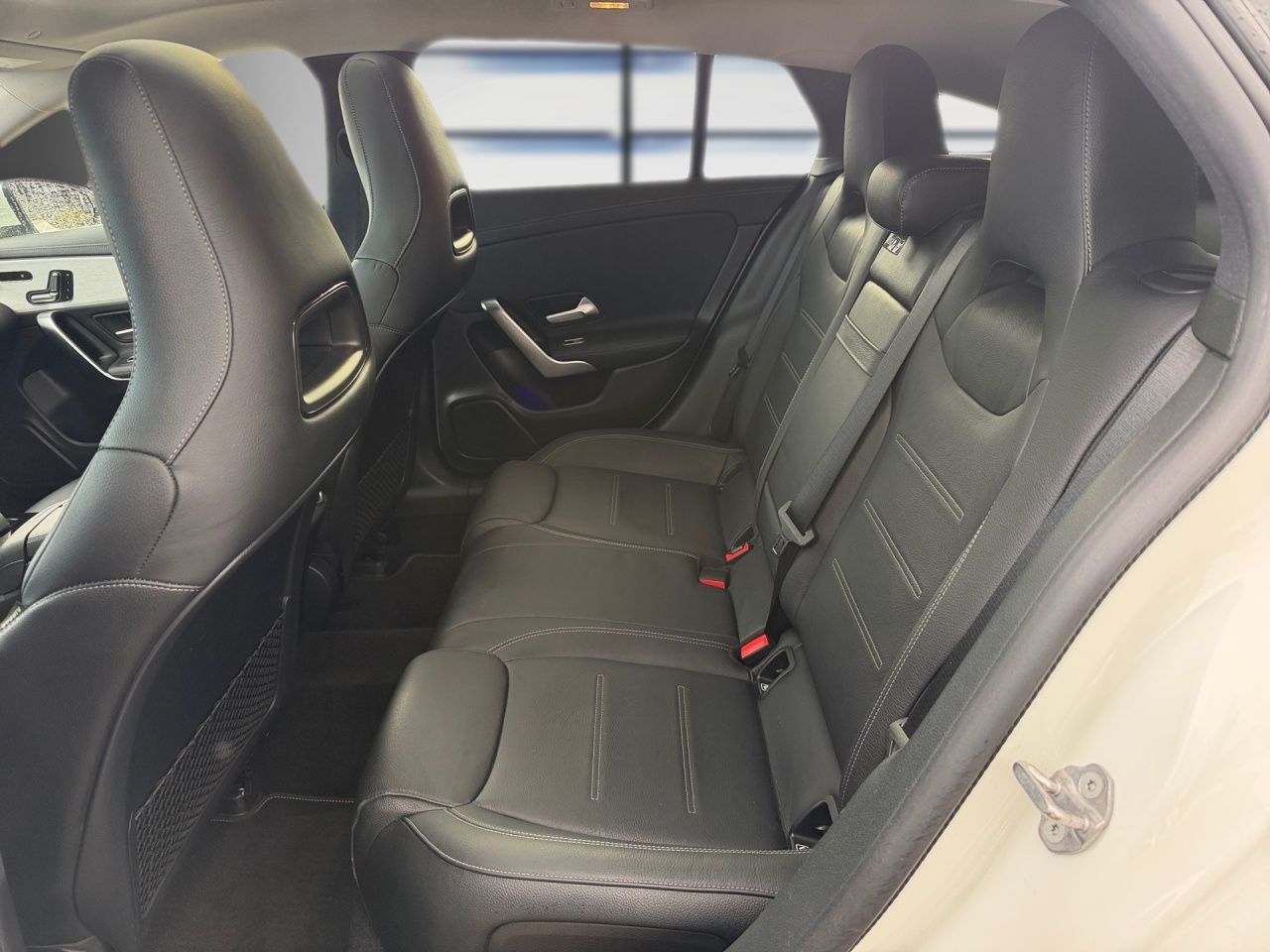 Fahrzeugabbildung Mercedes-Benz CLA 180 SB AHK+MULTIB+STNDHZ+PANO+AMBIENTE+KAMER