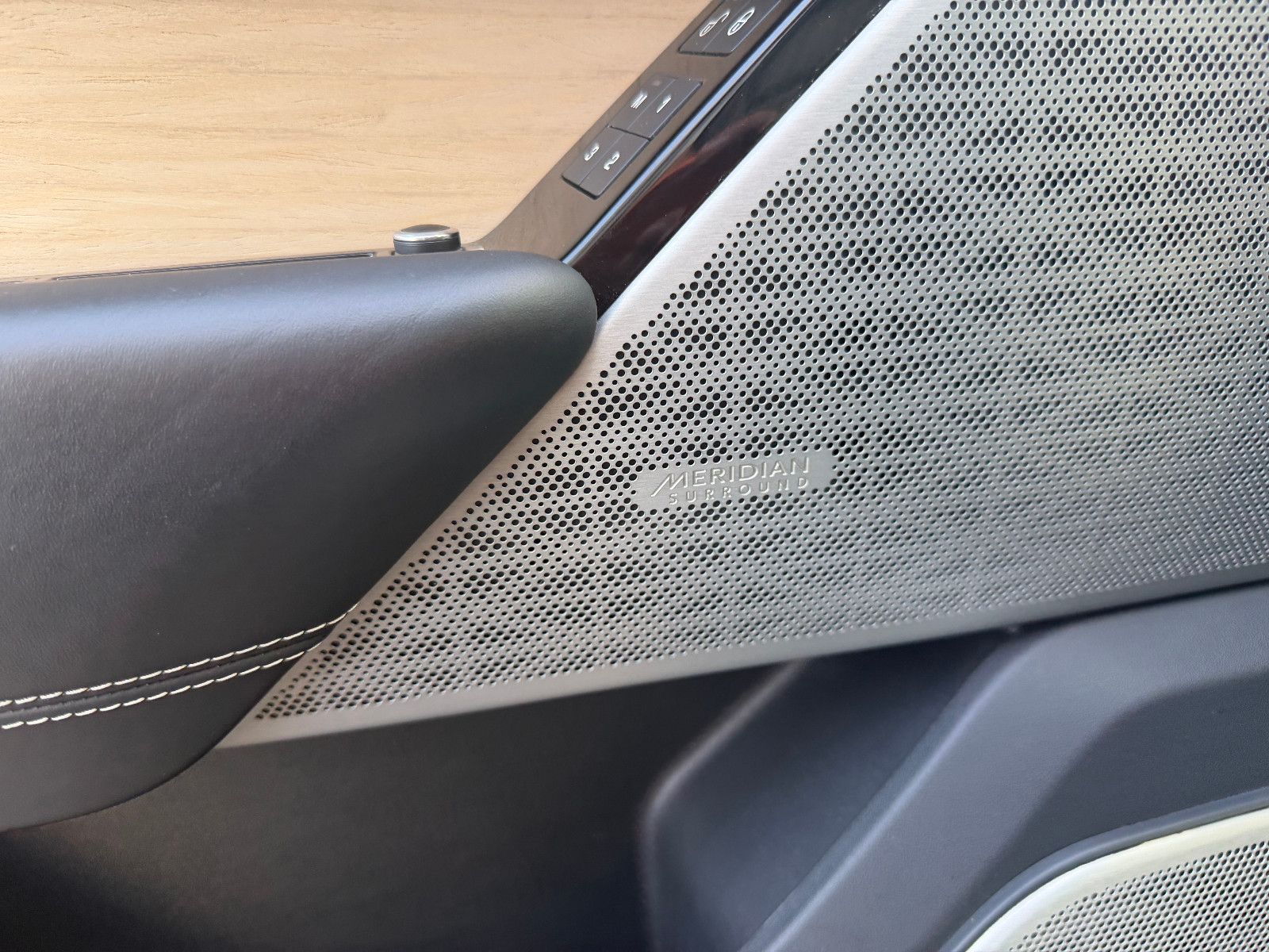 Fahrzeugabbildung Land Rover Range Rover Velar SE/PANO/KAMERA/MERIDIAN/MASSAG