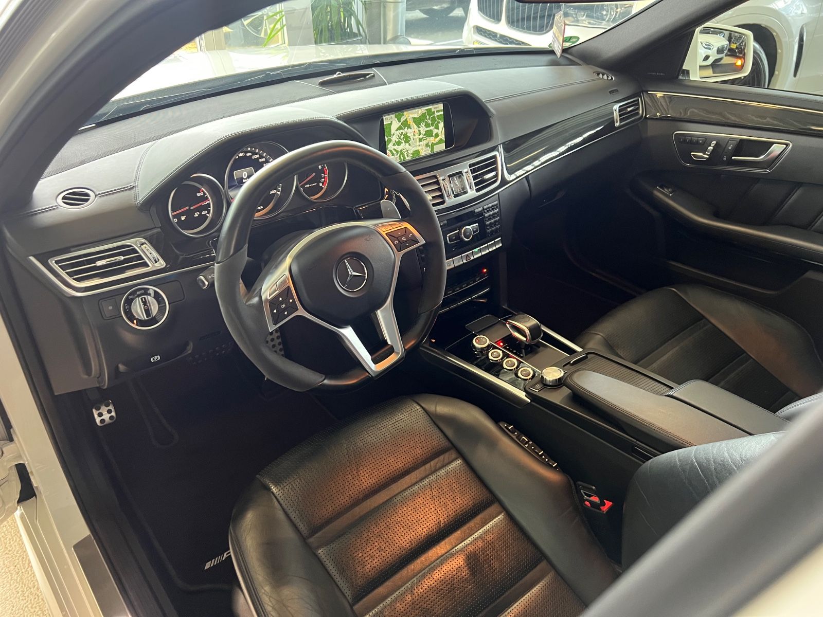 Fahrzeugabbildung Mercedes-Benz E 63 AMG E Lim. *DIAMANTWEISS*MB-SCHECKHEFT*