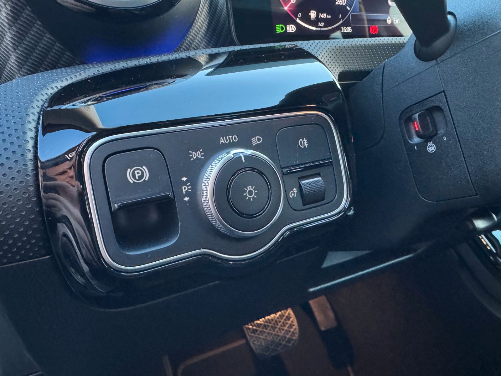 Fahrzeugabbildung Mercedes-Benz A 180 Pano+Ambiente+MBUX+Keyless+Leder+AMG18`