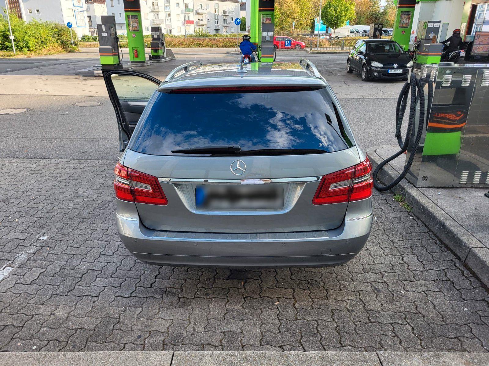 Mercedes-Benz E250 2010 — interior