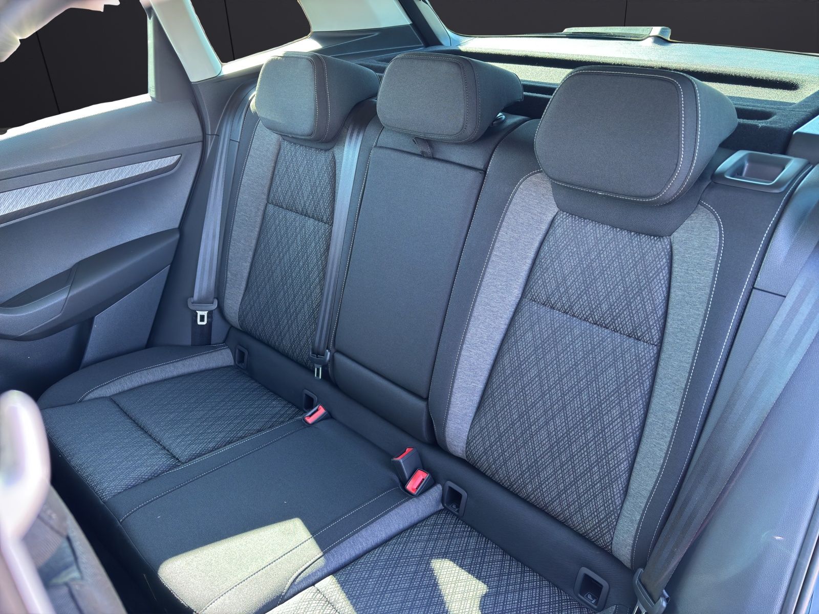 Fahrzeugabbildung SKODA Karoq Balance 1.5 TSI DSG AHZ LED RFK SH ACC Cli
