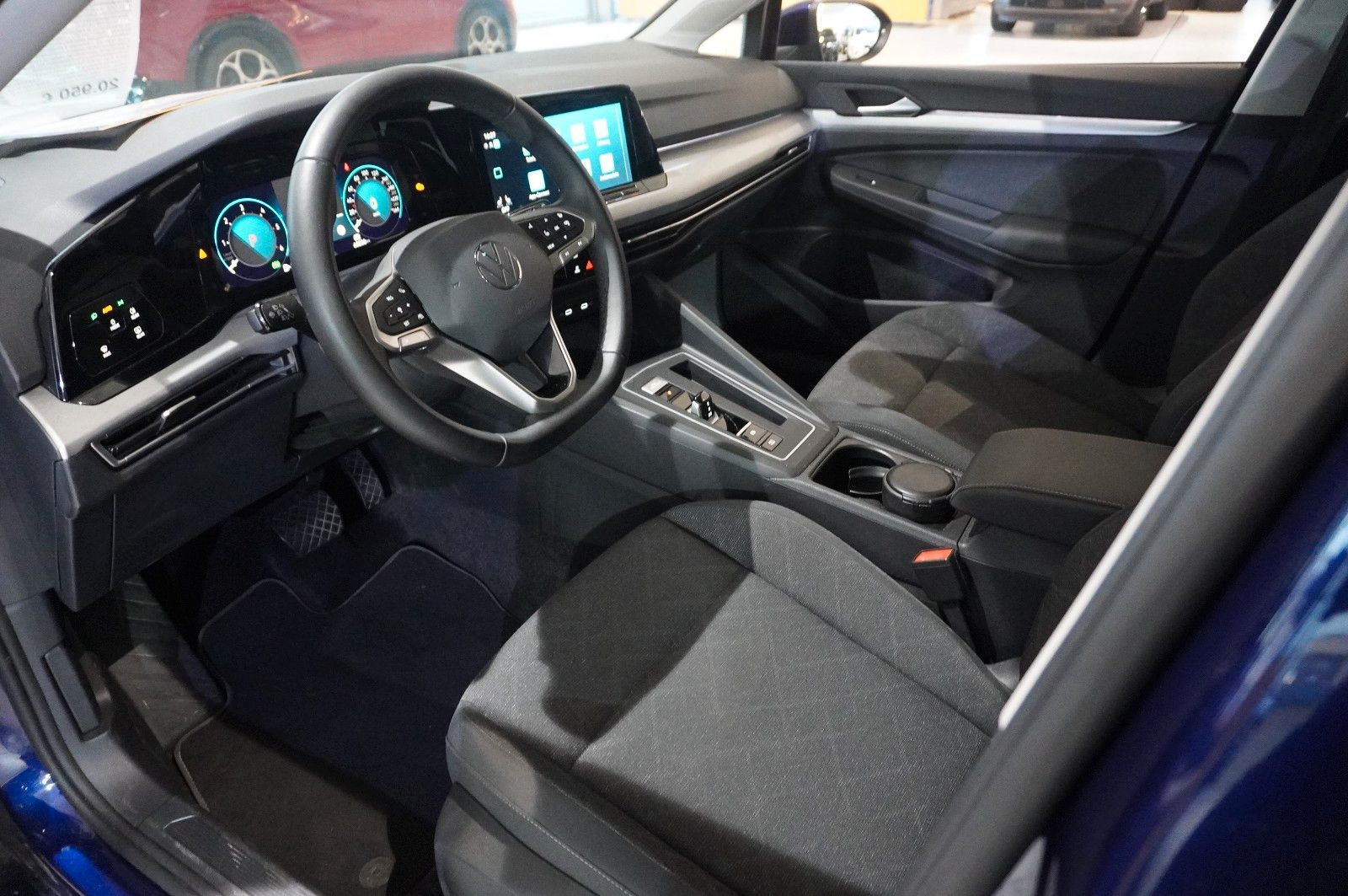 Fahrzeugabbildung Volkswagen Golf VIII Lim. 2.0 TDI LIFE DSG NAVI/LED/KAMERA