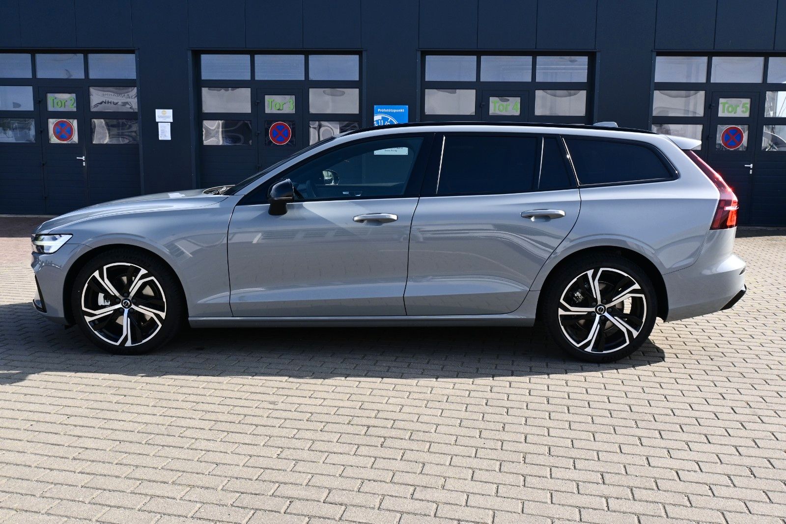 Fahrzeugabbildung Volvo V60 B4 D Auto Plus Dark*RFK*STDHZG*PANO*ACC