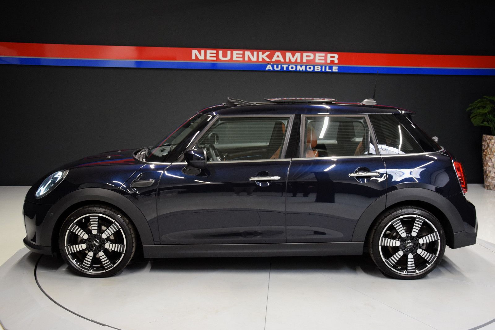 Fahrzeugabbildung MINI Cooper MINI Yours Trim Steptronic Pano Leder HuD