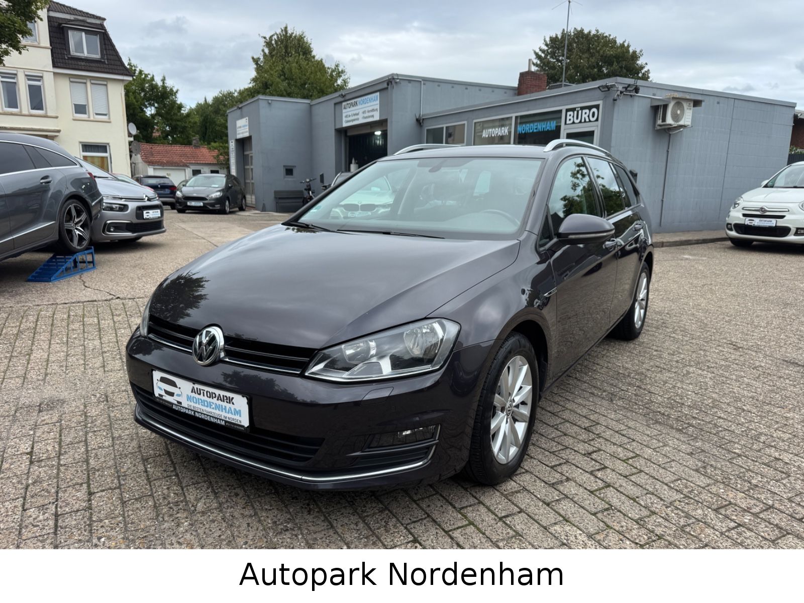 Volkswagen Golf - 1