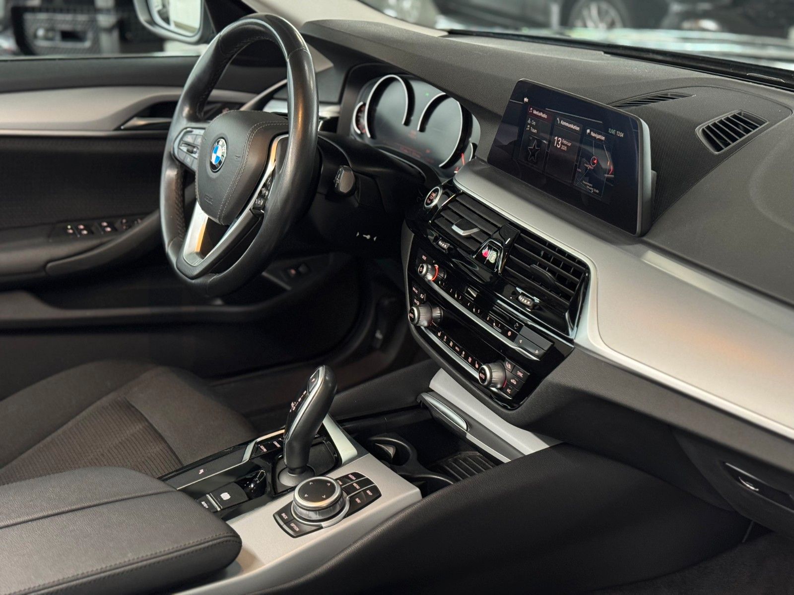 Fahrzeugabbildung BMW 520 d Touring "Business-P. Navi Connected Plus"