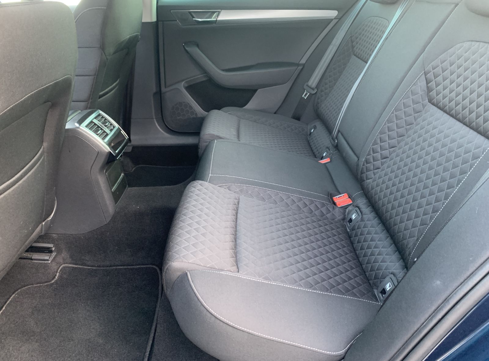 Fahrzeugabbildung SKODA Superb 2.0 TDI*AHK*LED*Cam*CANTON*Digital*ELH*