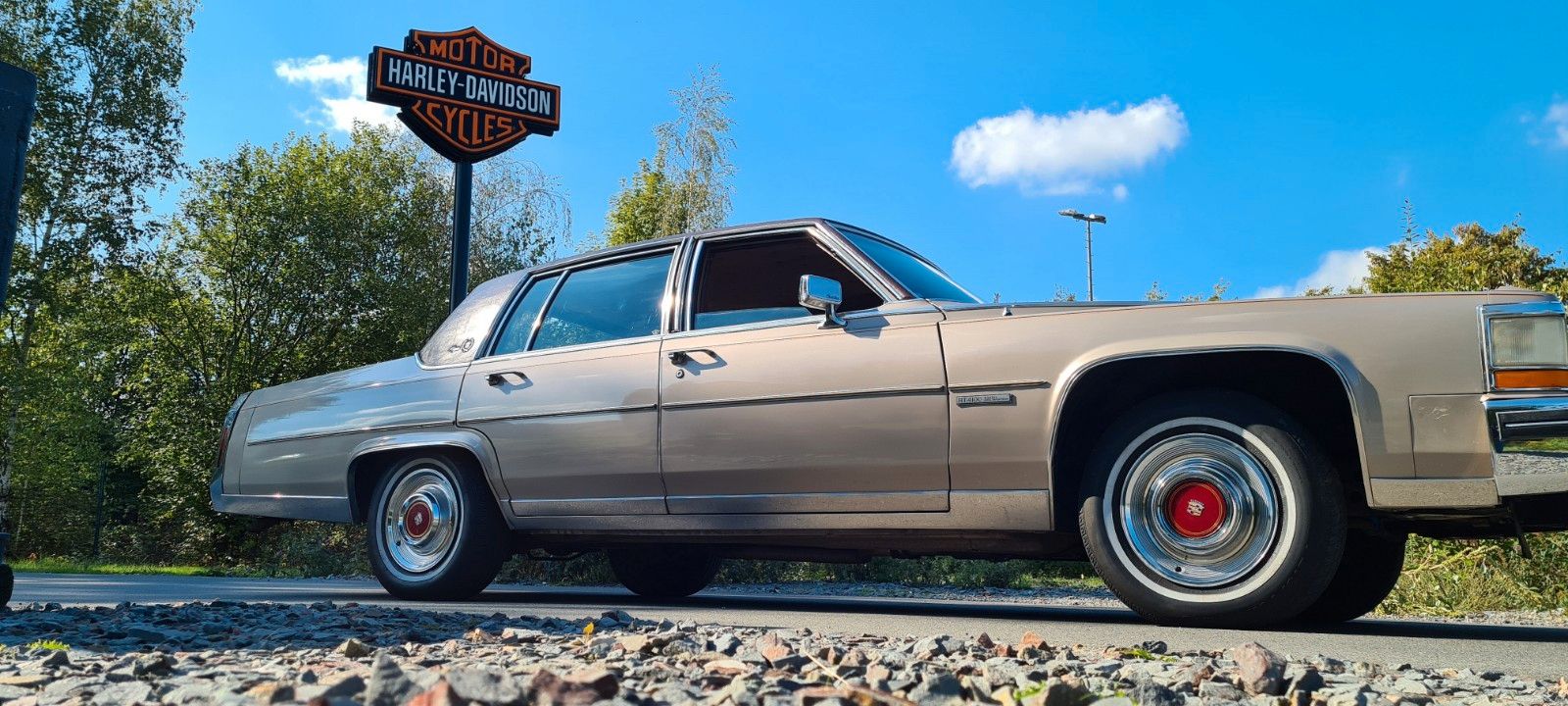 Fahrzeugabbildung Cadillac Fleetwood Brougham d' Elegance mit V8 Motor