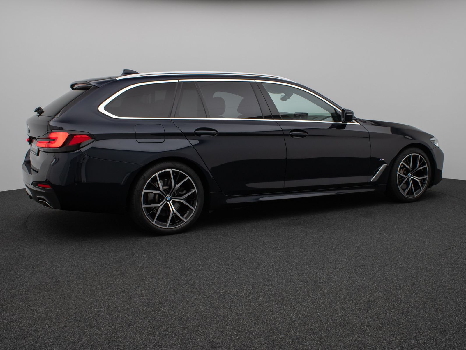 Fahrzeugabbildung BMW 530i M Sport Panorama Kamera DAB HiFi AHK Alarm