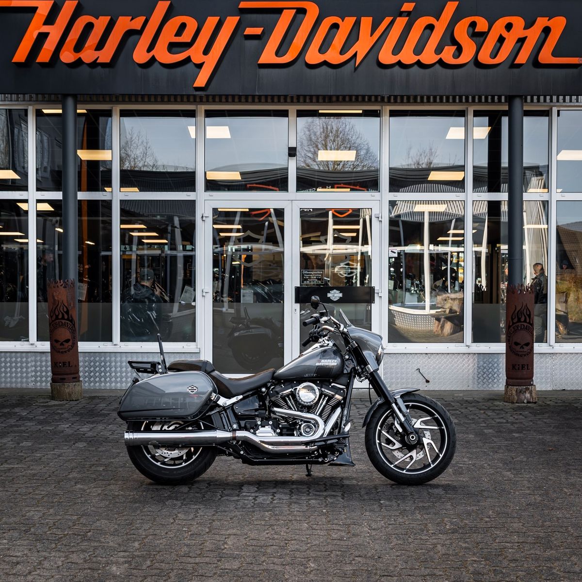 Fahrzeugabbildung Harley-Davidson FLSB SPORT GLIDE 107 - Dr. Jekill & Mr. Hyde -