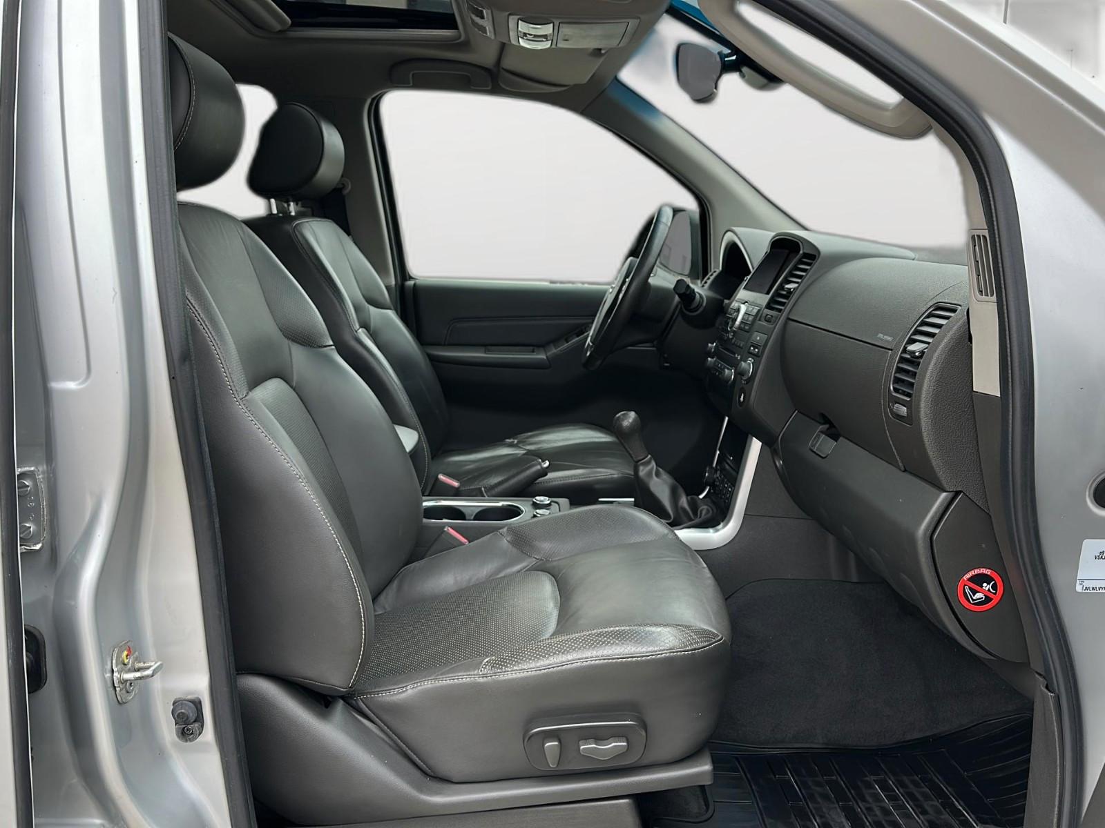 NISSAN PATHFINDER 2.5 dCi 190ch LE 4X4 - 7 PLACES - TOIT PANORAMIQUE - INTERIEUR CUIR CHAUFFANT - GPS - ATTELAGE