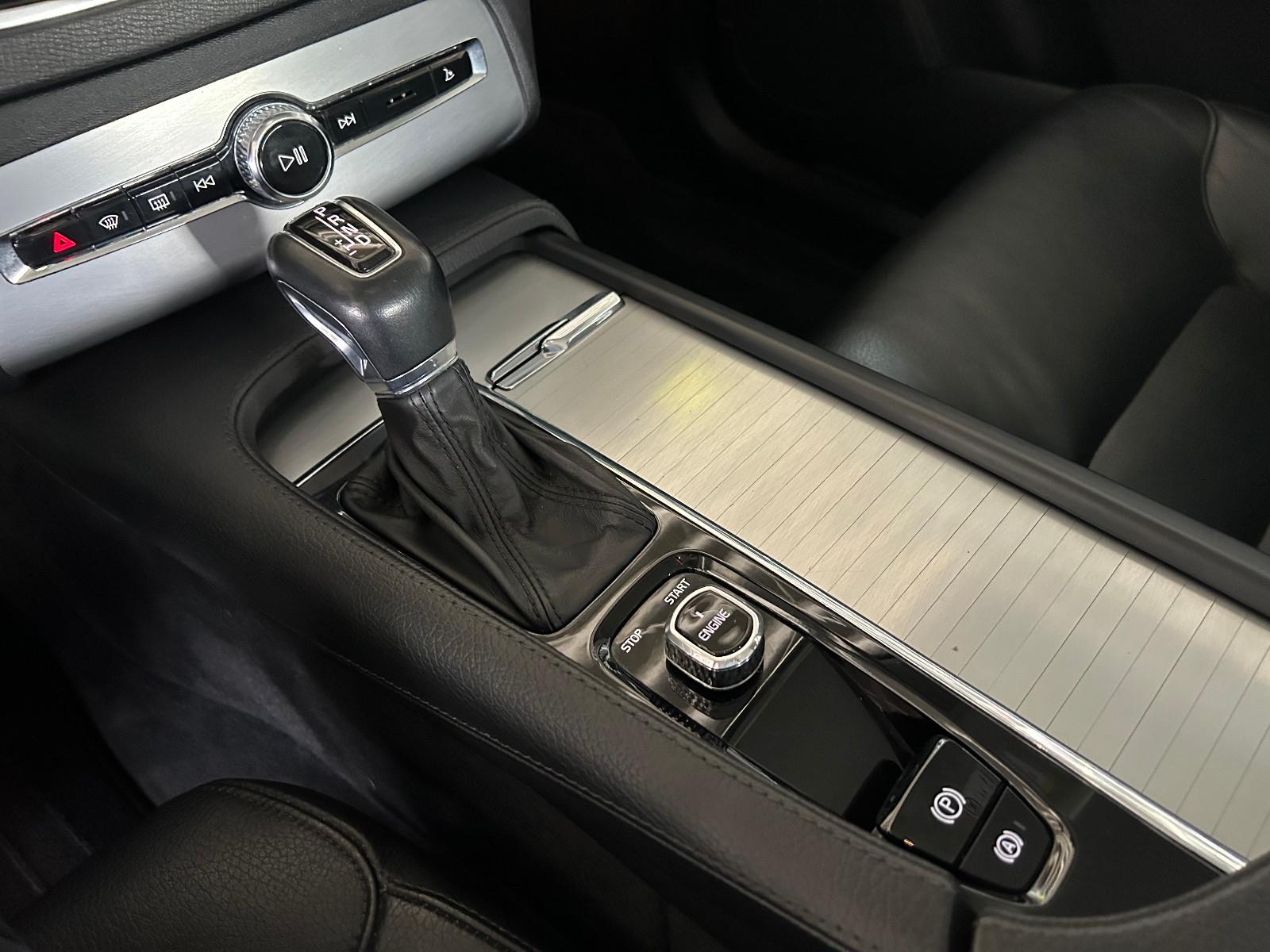 Volvo XC 90 Momentum 2WD//GARANTIE/LEDER/ALU/NAVI/PDC/