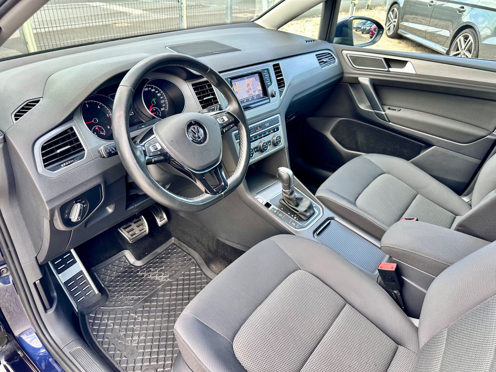 Fahrzeugabbildung Volkswagen GOLF SPORTSVAN 2.0 TDI*AHK+ACC+DSG+LED*
