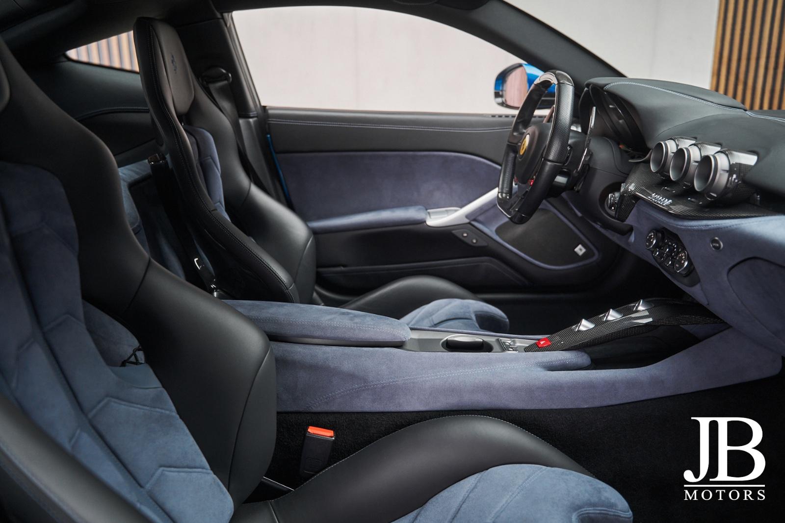 Ferrari F12 Berlinetta V12 740 ch • Atelier Car Blu Abu Dhabi • Carbone • Baquets carbone • Lift • 37 000 km