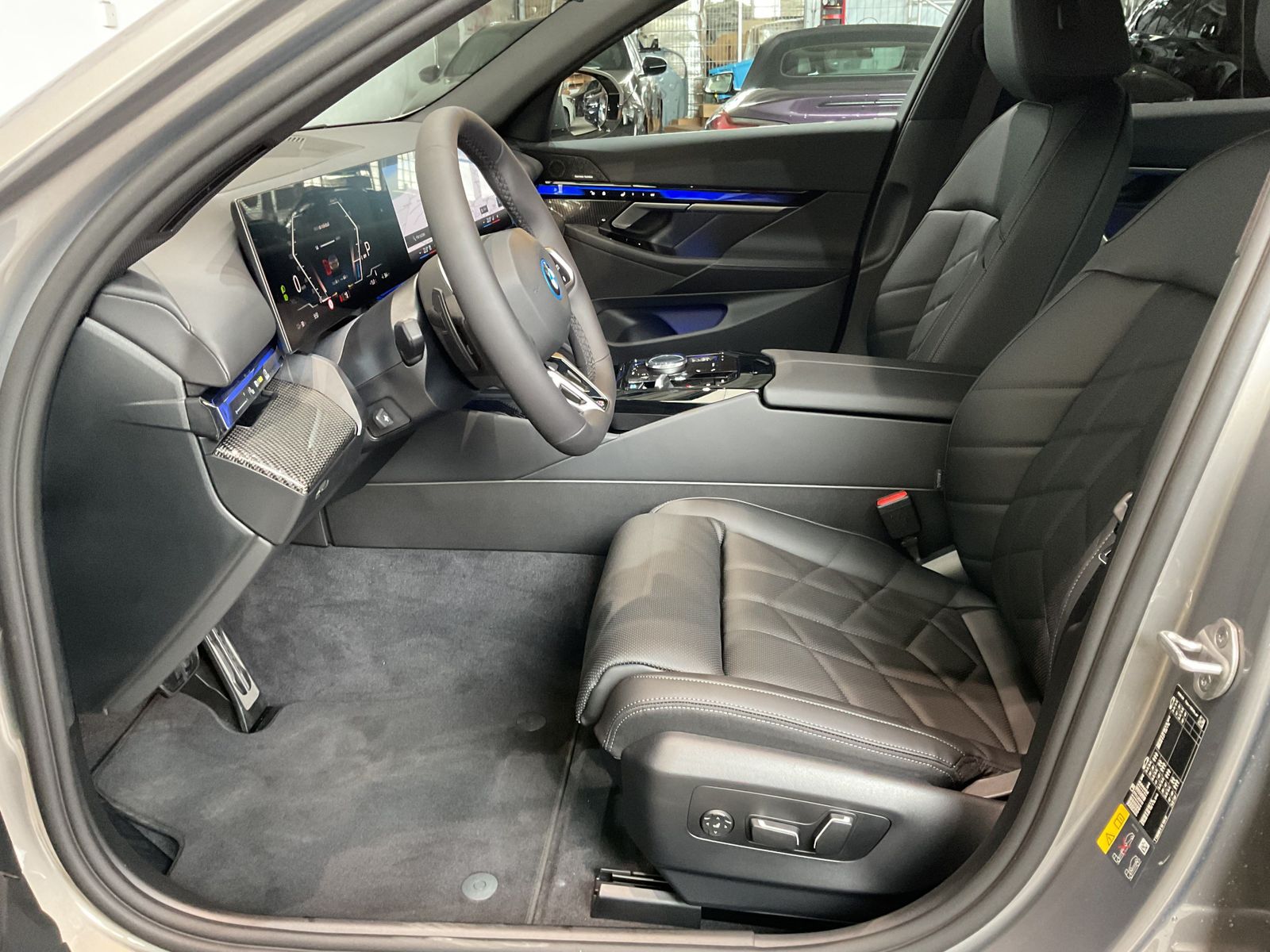 Fahrzeugabbildung BMW i5 xDrive40 *Sitzbelüftung *AHK *20" LMR DAB